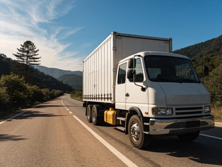 Caminhão transportando resíduos classe 2 com embalagem adequada e rotulagem conforme normas